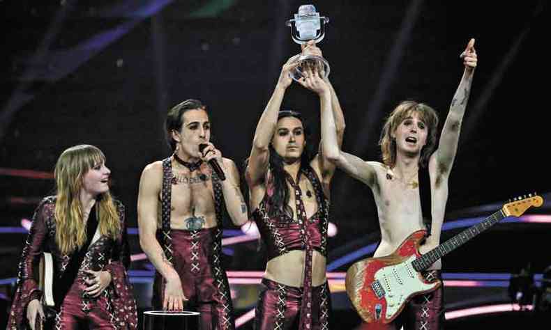 Jovens integrantes do Maneskin comemoram a vitória no Eurovision, troféu que a Itália não conquistava há 31 anos (foto: Kenzo Tribouillard/AFP %u2013 22/5/21)