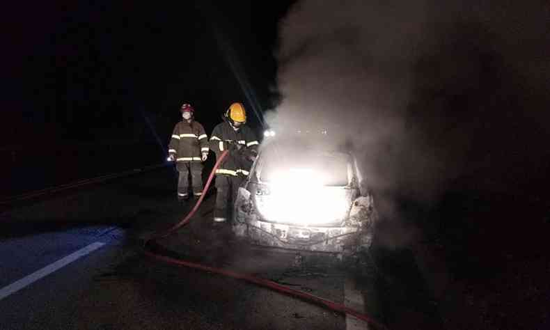 Carro pegou fogo depois de atropelar pedestre na BR-040, em Barbacena (MG)(foto: Divulgao/Corpo de Bombeiros)