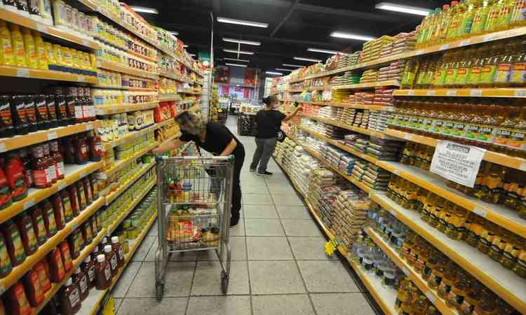 Pessoas fazem compras em supermercado de BH 