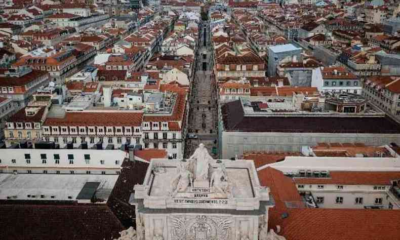 Vista do calado da Rua Direita, em Lisboa: muitos brasileiros querem morar em Portugal, que se destaca pela qualidade de vida e segurana (foto: Carlos Costa/AFP)