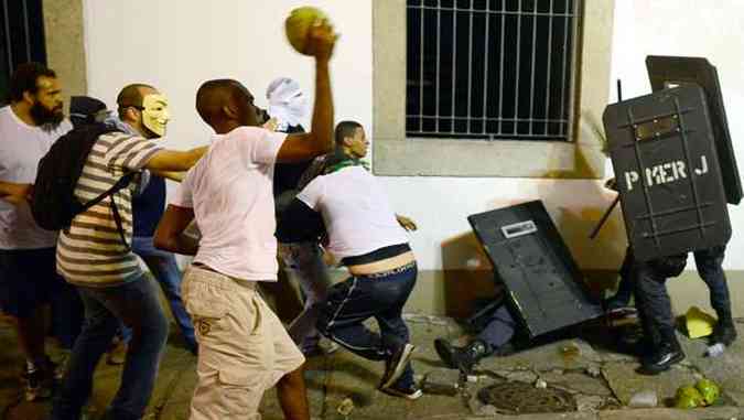 <center> Imagem 8 - Homens atacam militares com cocos no Rio de Janeiro <br> (Foto:AFP PHOTO / CHRISTOPHE SIMON) </center>
