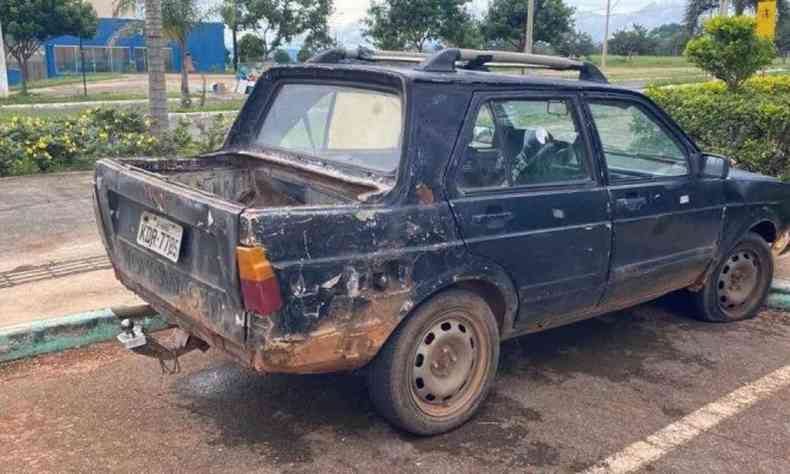 Veculo  uma Parati e estava abandonado na regio