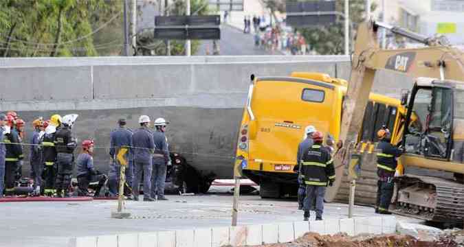 Na queda do viaduto, duas pessoas morreram e outras 23 ficaram feridas (foto: Beto Magalhes/EM/D.A Press)