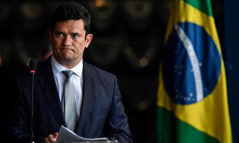 Moro discursa ao lado da bandeira do Brasil