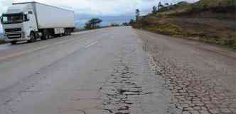 Asfalto trincado na rodovia BR-040. A ANTT estipulou investimentos de 5 lotes de rodovias que vao ser feitos ou reformados em Minas Gerais(foto: Paulo Filgueiras/EM)