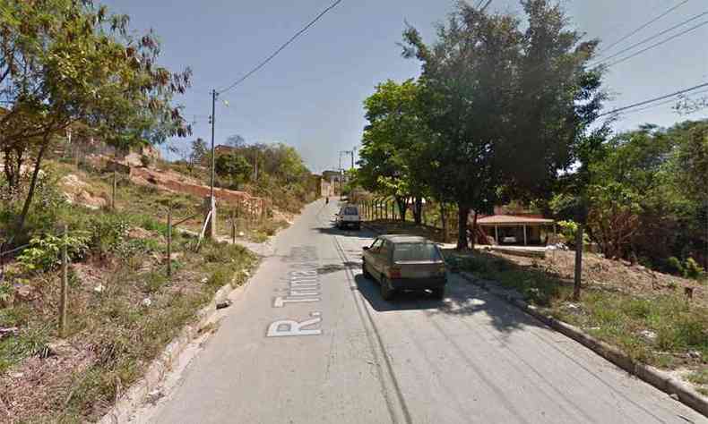 Caso ocorreu entre os bairros Nova Pampulha e Jequitib, em Vespasiano. Carro foi atirado de um barranco(foto: Reproduo da internet/Google Maps)