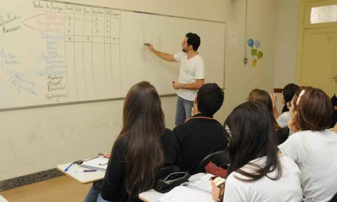 Aula de geografia do professor Aldo Resende: aproximação com estudantes, pesquisas e capacitação constante para conquistar respeito e transmitir conhecimento(foto: Cristina Horta/EM/D.A Press) Aula de geografia do professor Aldo Resende: aproximação com estudantes, pesquisas e capacitação constante para conquistar respeito e transmitir conhecimento(foto: Cristina Horta/EM/D.A Press)
