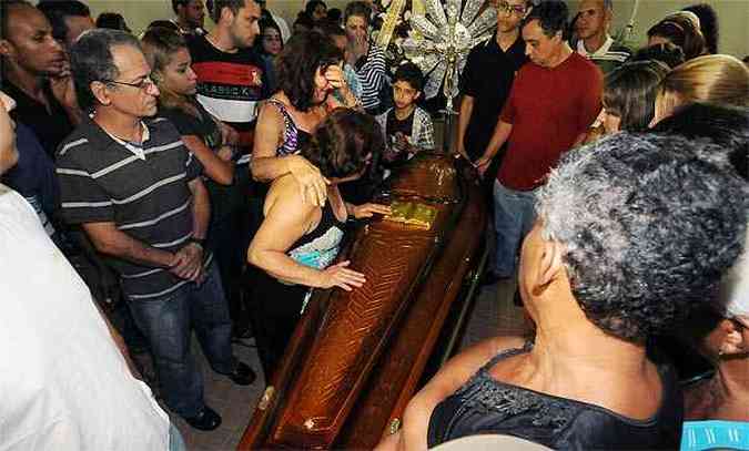 Familiares e amigos prestam as ltimas homenagens s vtimas da tragdia(foto: Gladyston Rodrigues/EM/D.A.Press)