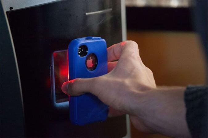 Escaneamento de QR code em smartphone permite a transferência de bitcoins para uma carteira digital. Antes só usados para vendas no mercado negro da internet, os bitcoins estão começando a ser aceitos em um número crescente de negócios(foto: David Ryder/Getty Images/AFP) Escaneamento de QR code em smartphone permite a transferência de bitcoins para uma carteira digital. Antes só usados para vendas no mercado negro da internet, os bitcoins estão começando a ser aceitos em um número crescente de negócios(foto: David Ryder/Getty Images/AFP)