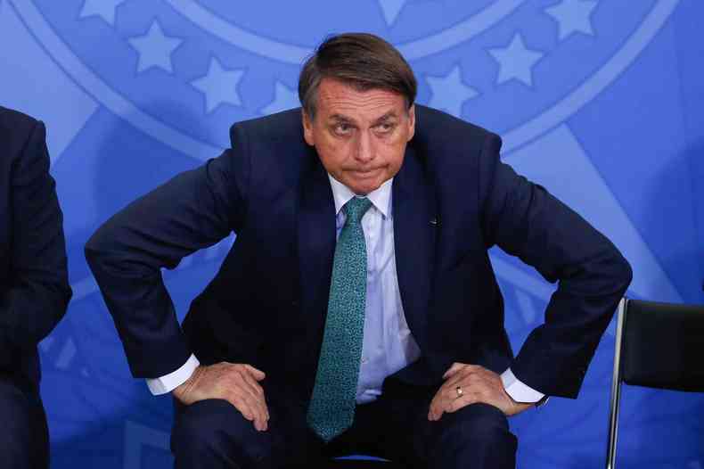 Bolsonaro fa movimento para se levantar de cadeira 