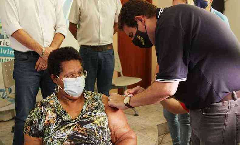 O prefeito de Coronel Fabriciano, Marcos Vincius da Silva Bizarro, que  mdico geriatra, aplicou a segunda dose da vacina contra a COVI-19 em idosos do Lar Bem Viver(foto: Divulgao PMCF)