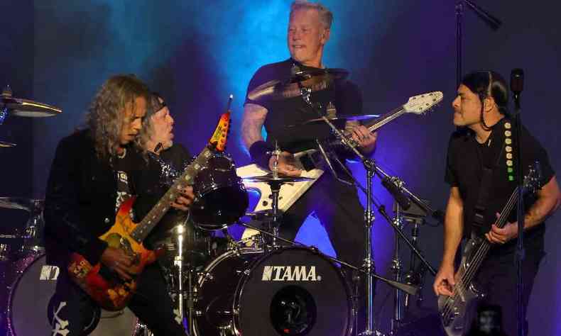 foto da banda metallica se apresentando no palco