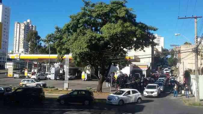 Fila de posto de combustveis na Avenida Cristiano Machado nesta tera-feiraJair Amaral/EM/DA Press
