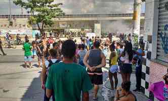 Manifestantes iniciaram um protesto na Avenida Leopoldo Bulhes, logo aps uma ambulncia sair da comunidade com o corpo do idoso (foto: Reproduo/ Facebook Fala Manguinhos )