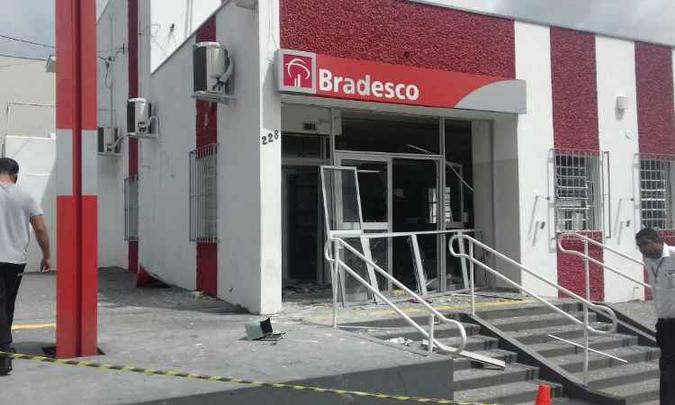 Em Fortaleza de Minas, na Região Sul do Estado, criminosos não conseguiram acessar o cofre e agência acabou destruída com explosão de dinamite(foto: Polícia Militar/Divulgação) Em Fortaleza de Minas, na Região Sul do Estado, criminosos não conseguiram acessar o cofre e agência acabou destruída com explosão de dinamite(foto: Polícia Militar/Divulgação)