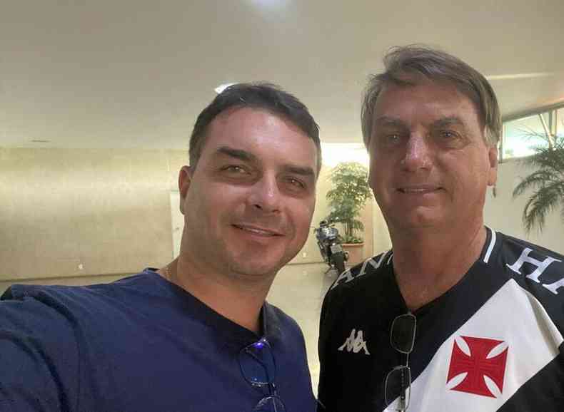 Bolsonaro est com camisa do Vasco, que caiu para a Srie B no comeo do ano(foto: Reproduo)