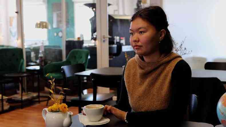 Iluuna Soerensen sentada em um caf