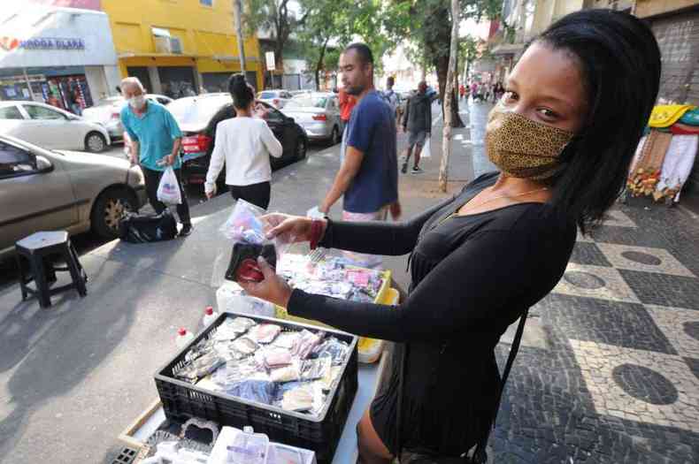 Vitria Gomes, de 19 anos, j vendeu at coxinha e hoje lucra com as mscaras(foto: Juarez Rodrigues/EM/D.A. Press)