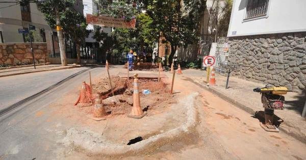  Obra em rua do bairro Sion volta gerar transtornos para moradores 