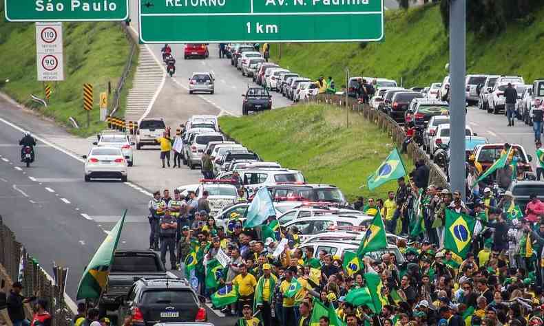 Manifestantes bloqueiam rodovias em So Paulo