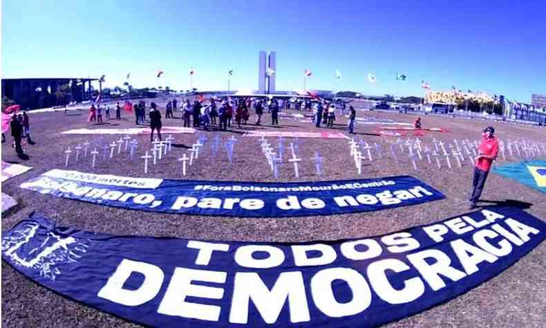 Manifestantes colocaram cruzes e estenderam faixas com dizeres como 'todos pela democracia' e '70 mil mortos, Bolsonaro, pare de negar' (foto: Ed Alves/CB/D.A Press)