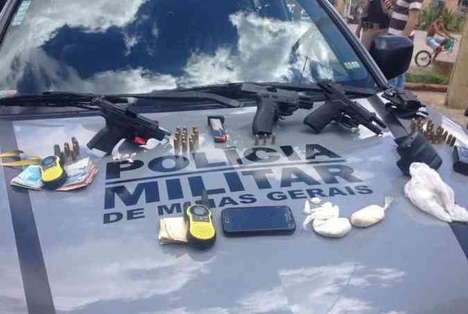 Foram apreendidas drogas e armas durante as operes(foto: Polcia Militar / Divulgao)