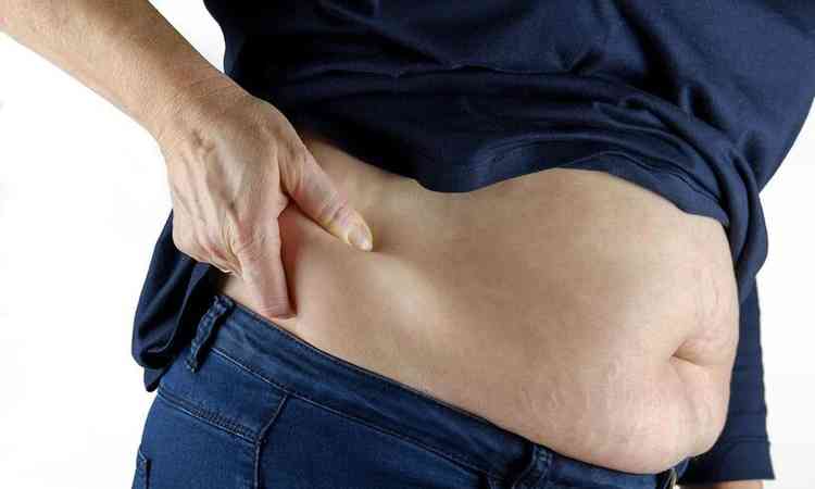 Homem mostra sobra de gordura na barriga
