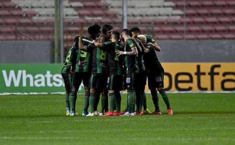 Árbitro de América x Grêmio é mais jovem que 76% do elenco do Coelho