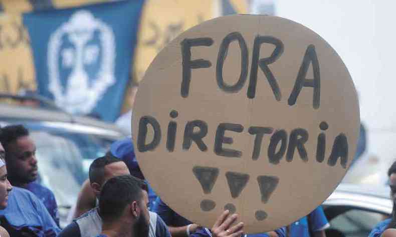 Na sexta-feira, torcedores fizeram manifestao na sede cobrando a renncia do presidente(foto: LEANDRO COURI/EM/D.A PRESS)