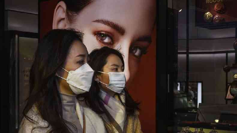 Mulheres andando de mscaras na rua na china
