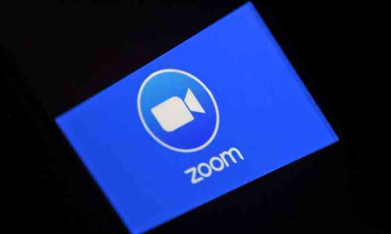 O aplicativo Zoom tem permitido s pessoas se comunicarem em grupo para troca de informaes e reunies de trabalho(foto: Olivier Douliery/AFP)