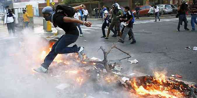 Violncia nas ruas de Caracas durante protestos contra o presidente Maduro(foto: Carlos Garcia Rawlins /Reuters)