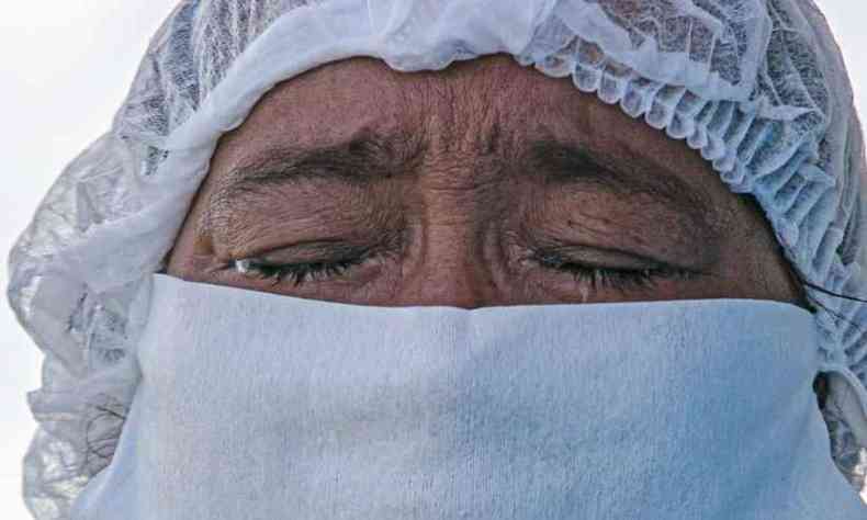 Paciente idosa chora enquanto espera para ser transferida de barco-ambulncia para um hospital em Breves, no Par, depois de ficar internada por cinco dias em Melgaco, a sudoeste da ilha de Maraj(foto: TARSO SARRAF / AFP)