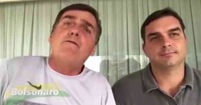 No vdeo publicado nas redes sociais de Eduardo Bolsonaro (PSL), Flvio Bolsonaro (Republicanos) aparece ao lado do pai Jair Bolsonaro (sem partido)(foto: Reproduo/Youtube)