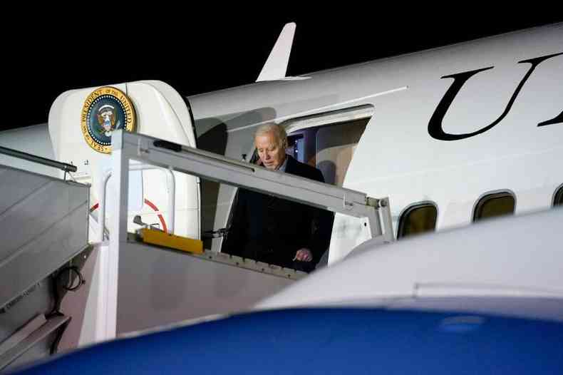Joe Biden desembarca do Air Force One em um aeroporto militar em Varsvia em 20 de fevereiro de 2023 