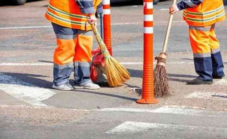 Imagem de garis trabalhando na rua