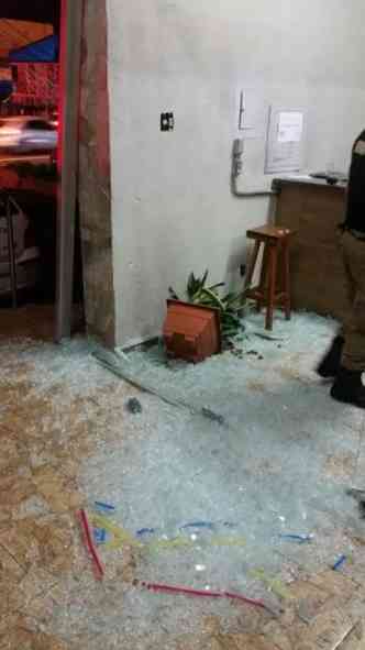 Porta de vidro foi quebrada na tentativa de conter o invasor(foto: Polcia Militar/Divulgao)