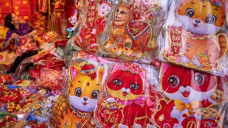 Adesivos com imagens de um gato em exposio na feira Tet no bairro antigo de Hani, Vietn