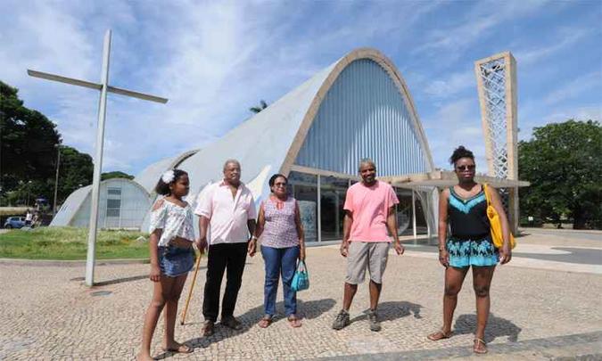 João Batista (de bengala) veio de Rio Casca com a família e não perdeu a oportunidade de conhecer a São Francisco de Assis, ainda que só por fora(foto: Paulo Filgueiras/EM/DA Press) João Batista (de bengala) veio de Rio Casca com a família e não perdeu a oportunidade de conhecer a São Francisco de Assis, ainda que só por fora(foto: Paulo Filgueiras/EM/DA Press)