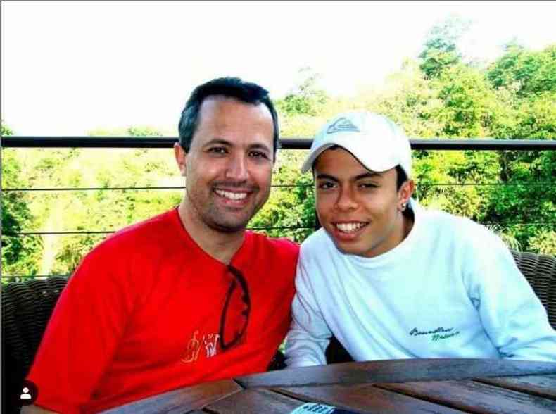 O msico Fernando Rodrigues com o filho Luiz Antnio(foto: Reproduo/Instagram)
