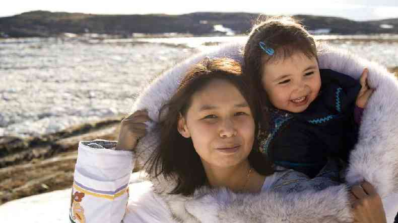 Me Inuit com sua filha na Ilha Baffin, Nunavut(foto: Getty Images)