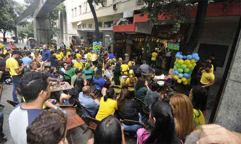 A Abrasel estima que o faturamento de bares e restaurantes nos dias de jogos do Brasil na Copa aumente cerca de 20%. Se chegar  final, alta poder chegar a 50%(foto: Juarez Rodrigues/EM/D.A PRESS)