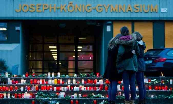 Velas foram colocadas nas escadas  frente da escola Joseph Knig, na cidade alem de Haltern am See(foto: ROLF VENNENBERND / DPA / AFP )