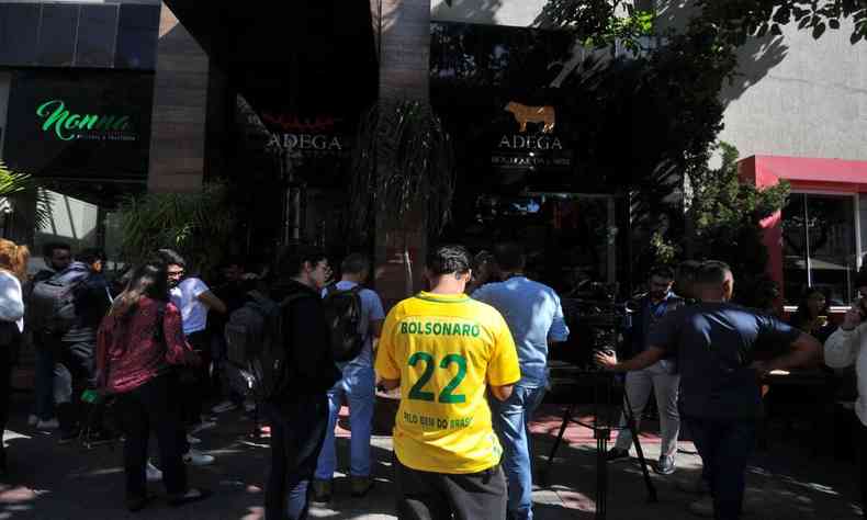 Apoiadores de Bolsonaro em frente a churrascaria