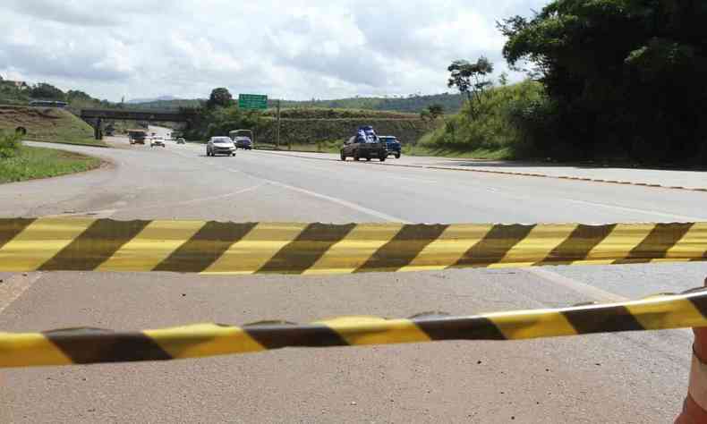 Faixas de trnsito impedido na BR-040