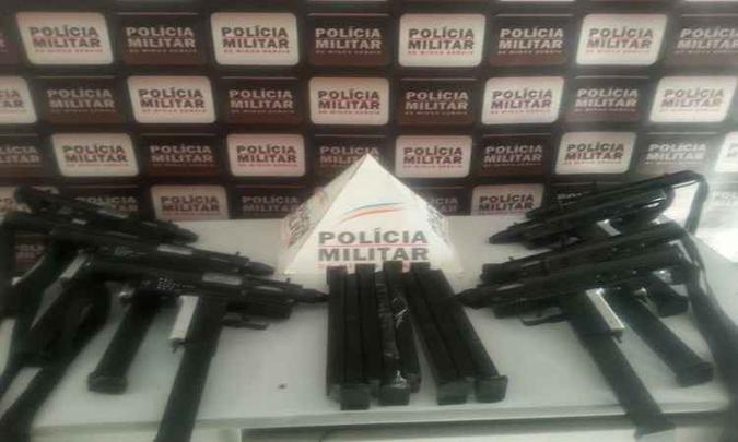Oito submetralhadoras de Miami estavam armazenadas no caminhão dirigido por Antônio Callou, condenado a sete anos, um mês e 15 dias de prisão(foto: Divulgação/PMMG) Oito submetralhadoras de Miami estavam armazenadas no caminhão dirigido por Antônio Callou, condenado a sete anos, um mês e 15 dias de prisão(foto: Divulgação/PMMG)