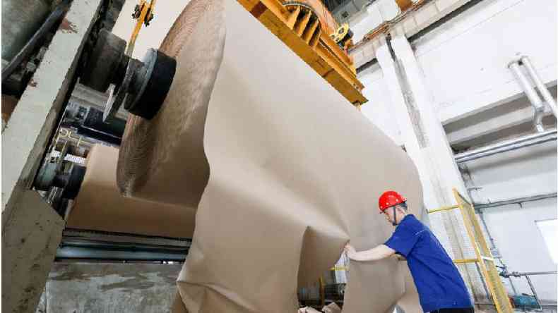 Operrio de fbrica em fbrica de papel na China