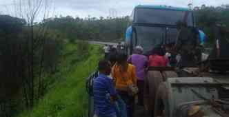 Passageiros ficaram mais de 12 horas s margens da rodovia, aguardando o transbordo(foto: PRF/Divulgao)