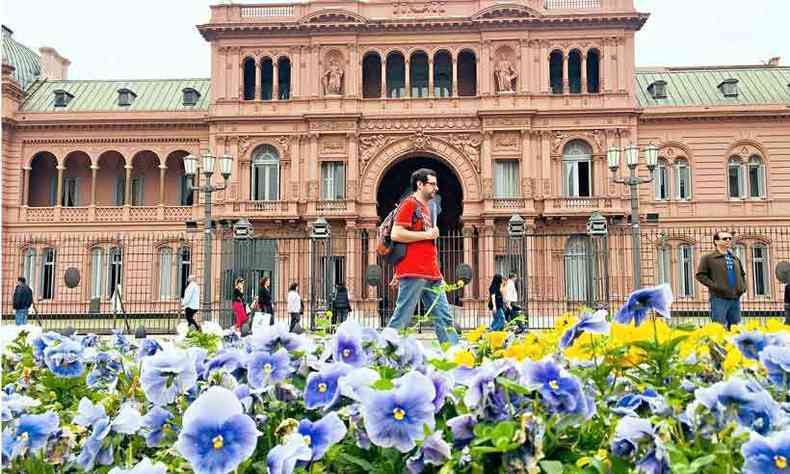 11h30 %u2013 Ao chegar  Plaza de Mayo, confira o centro do poder argentino da Casa Rosada(foto: carlos altman/em/d. a press)