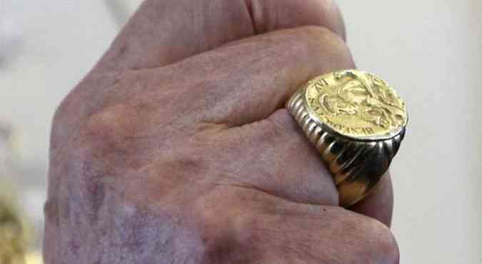 A joia, banhada em ouro macio, pesa 35 gramas (foto: Stefano Rellandini/Reuters)